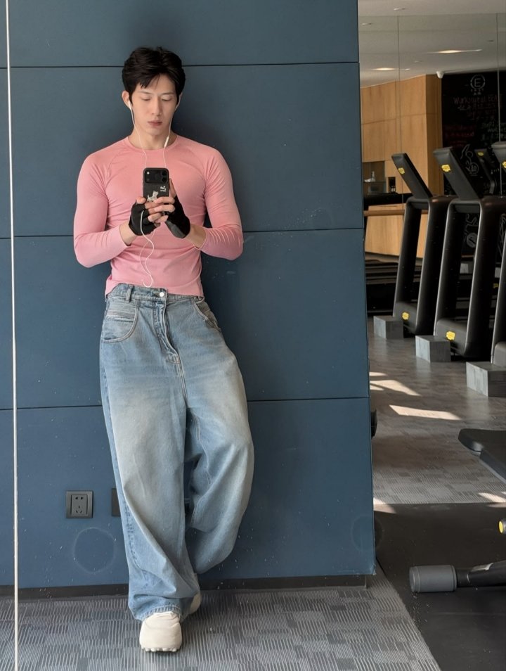 3Beblisses's tweet photo. 08.10.2026 - JBR 📸
IG&amp;IG Story Update
.
Gym time ~
ชุดไปออกกำลัวกายสีหวานมาก

((ไปเอฟเสื้อสีนี้บ้าง 🤭))

#จิ่งป๋อหรัน #JingBoran #井柏然

https://t.co/DxIOagBRrN https://t.co/nvSVk0T7Td