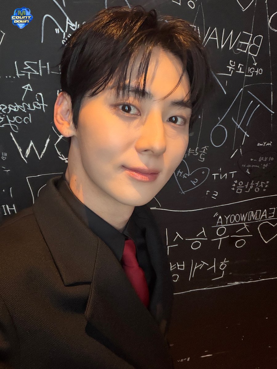 MnetMcountdown's tweet photo. 황도 뭐해애애
엠카에서 무대 할 건데
보러 오던지😚

황도 대장 노래가 너무 좋아요
끝까지 안경 쓰고 보세요 🤓

#MCOUNTDOWN #엠카운트다운
#황민현 #HWANGMINHYUN #OUR https://t.co/pCFp3WWbb3