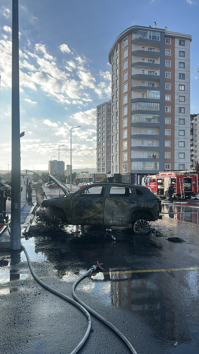 acarzeyd's tweet photo. Kayseri'deki TOGG Yangını Detayları 🤯

Daha önce paylaştığım yangınla ilgili araç sahibi @Yasinarmtt bana ulaştı ve olayla ilgili birinci elden bilgileri paylaştı. 

Bana iletilen bilgileri aktarıyorum:

Araç 2023 model ve 80.000 km'de. Herhangi bir kazası yok. Önemli bir detay: Araç 47.000 km'deyken garanti kapsamında serviste batarya değişimi yapılmış. Tüm bakımları yetkili serviste gerçekleştirilmiş.

Daha önce K-Şarj'ın da açıkladığı gibi, araç şarjda değilken yanmıştı. Araç sahibinden edindiğimiz bilgiye göre; araçta şarj limiti %95 olarak ayarlanmış. Yangın Pazartesi sabahı 06:40 civarında, yani aracın son şarjından yaklaşık 4 saat sonra çıkmış.

Olay sabahı 07:30'da Togg yetkilileri aranmış. Araç sahibinin ifadesine göre yetkililer konum isteyip aracı almışlar ve aynı gün ikame araç tahsis etmişler. Yanan araç şu an incelenmek üzere Bursa Gemlik'e götürülmüş.

Şu an için resmi inceleme süreci devam ediyor. Togg tarafından yapılacak detaylı teknik açıklamayı bekliyoruz. Gelişmeler oldukça paylaşmaya devam edeceğim. Araç sahibine çok geçmiş olsun.

#reklam değildir.