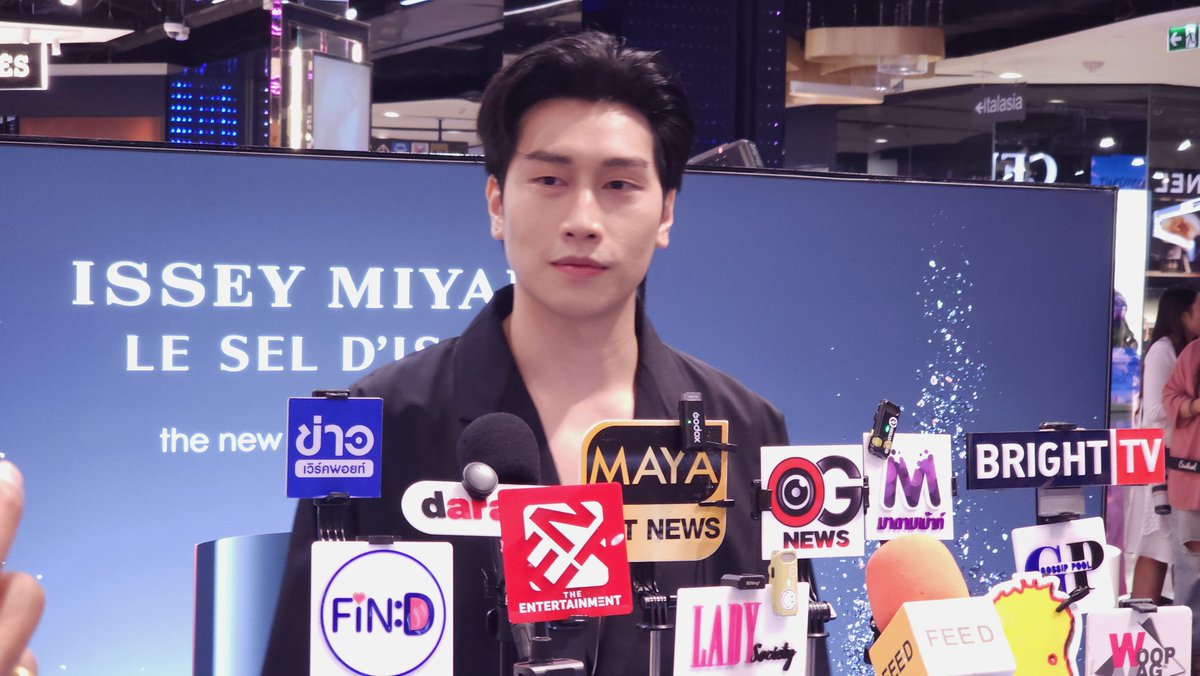 theseriesy_th's tweet photo. 🔴 [LIVE] “ไบเบิ้ล - วิชญ์ภาส สุเมตติกุล” ร่วมสัมผัสเสน่ห์น้ำหอมสุภาพบุรุษกลิ่นใหม่ Le Sel d’Issey Parfum ถ่ายทอดแนวคิด “Duality” หลอมรวมสมดุลแห่งขั้วตรงข้าม สู่ความหอมบทใหม่จาก Issey Miyake

📲https://t.co/ylwza6lGnt

#BibleWichapas
#IsseyMiyakeParfumsxBible
#IsseyMiyakeParfumsTH #leseldisseyparfum