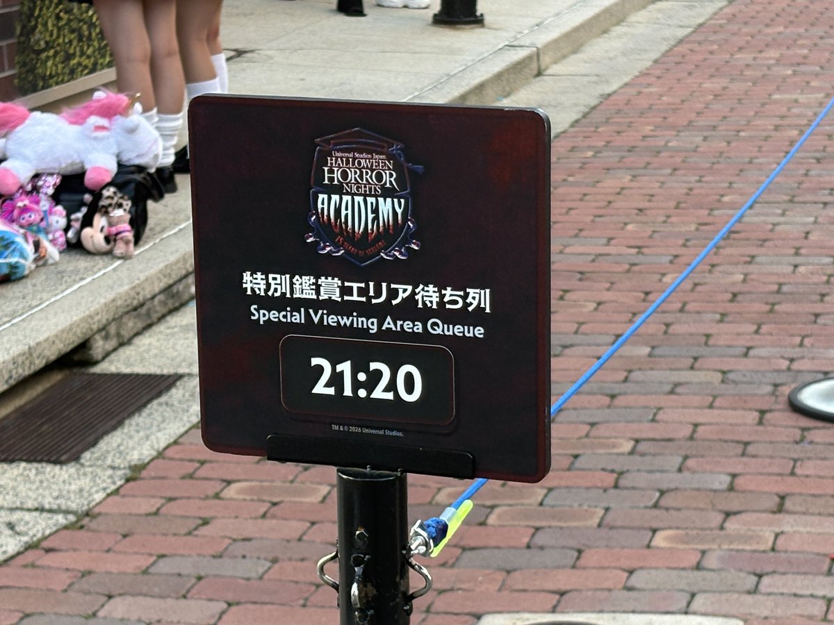 leonXjapan's tweet photo. ハロウィーン・ホラー・ナイト・アカデミー🎃
特別鑑賞エリアは
18:20／19:20／20:20／21:20の4回

1時間おきなんですね
前方で見るなら、やはり早めの場所取りが必要そうです😗 https://t.co/5EeFhPibFj