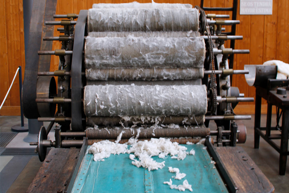 MNACTEC's tweet photo. 🔎La carda obridora és la màquina que inicia el procés de la filatura.

🐑Rep la llana rentada i confecciona un vel on les fibres de llana queden entrellaçades entre elles, formant un llençol.

🧵A partir del llençol s'elaboren les metxes i el fil.

🔗 https://t.co/o66v0ZPlD5 https://t.co/H8oY4DIjdV