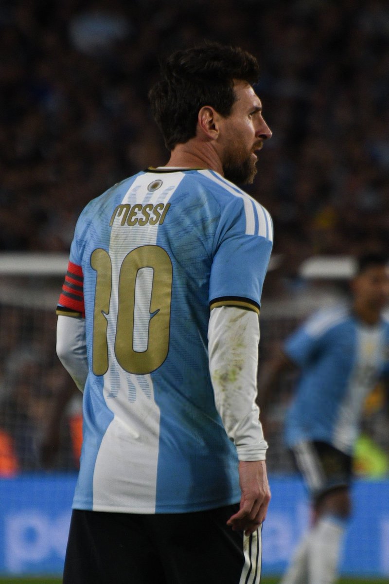 _BeFootball's tweet photo. 🚨 UN DERNIER DÉFI FOU LANCÉ À LIONEL MESSI 🏆🇦🇷

Après ses adieux avec l'Argentine, le président de la Conmebol Alejandro Domínguez a surpris le numéro 10 dans les vestiaires :

« JE CROIS QUE LA SEULE CHOSE QUI VOUS MANQUE, C'EST DE JOUER LA LIBERTADORES. TU RELÈVES LE DÉFI ? » 👀

Sous contrat avec l'Inter Miami jusqu'en 2028, le joueur s'est contenté d'un grand sourire.

(via @RMCsport)