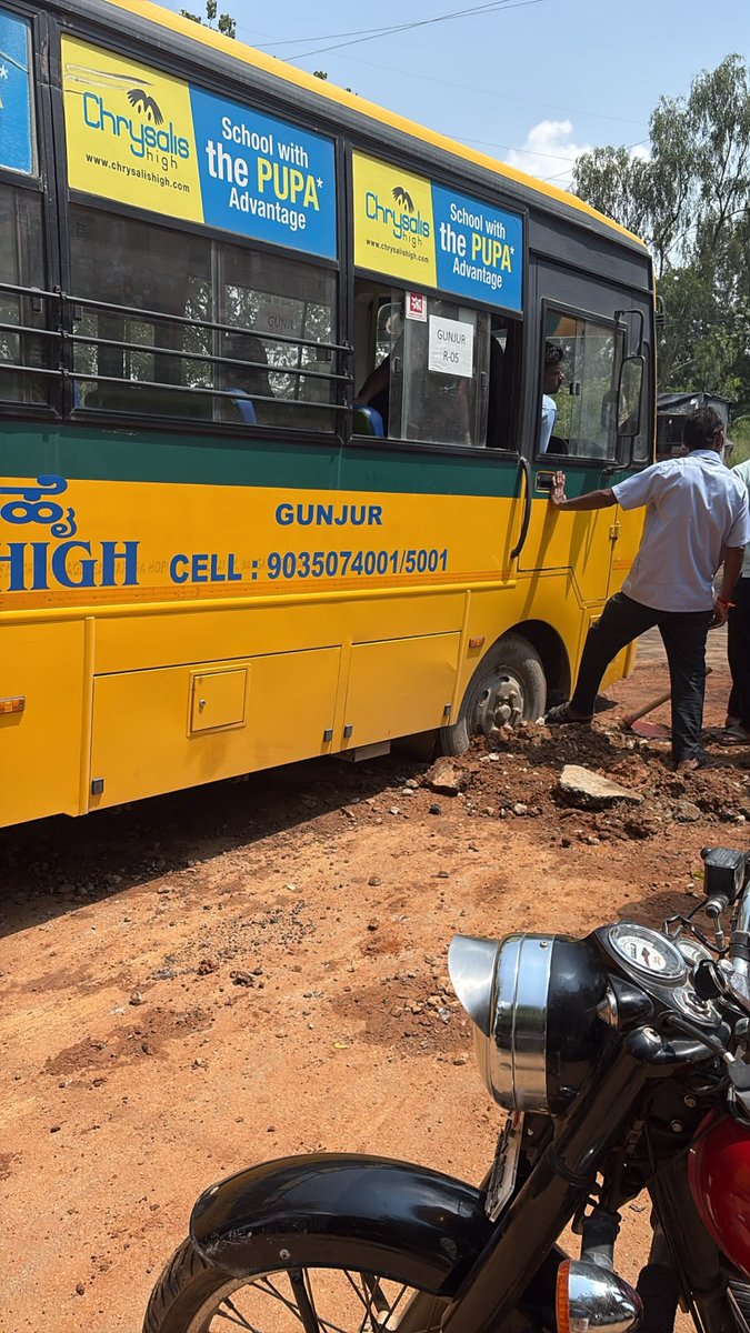Naren_karrotu's tweet photo. @BBMPCOMM @bbmpcommr @carmelaramunite
Urgent road safety issue at DSR White Waters Road, Gunjur.road has been dug up without any prior intimation to the residents. Around 700 families use this road daily.There are no adequate barricades/warning signs around this large excavation https://t.co/3Fzi44oLgc
