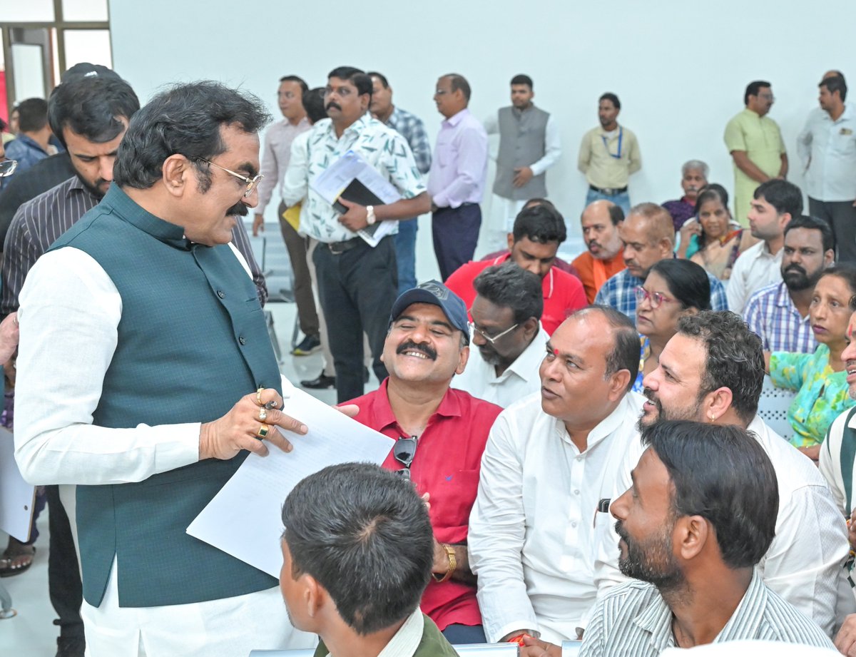 MPRakeshSingh's tweet photo. आज जबलपुर पश्चिम विधानसभा स्थित कार्यालय में पधारे क्षेत्र के देवतुल्य नागरिकों से भेंट कर उनकी समस्याओं व सुझावों को सुना।

प्राप्त आवेदनों के समयबद्ध एवं संतोषजनक निराकरण हेतु संबंधित अधिकारियों को त्वरित कार्रवाई के निर्देश दिए। जनता की समस्याओं का संवेदनशीलता से समाधान करना हमारी सर्वोच्च प्राथमिकता है।

#JanSeva #JabalpurWest 
#Jabalpur #BJP
#MadhyaPradesh