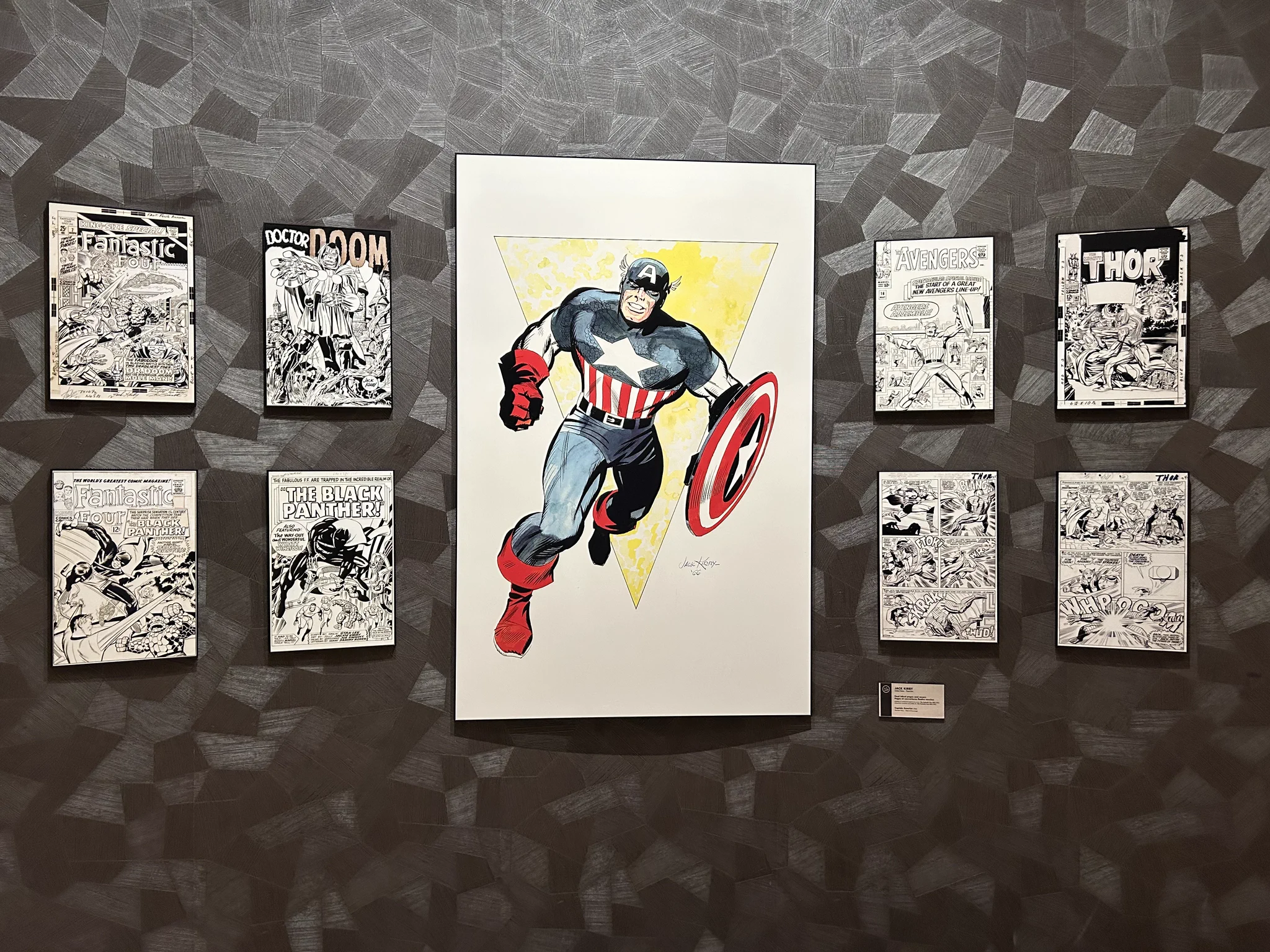 Représentation en format BD Captain America avec d'autres couvertures de comics plus petites