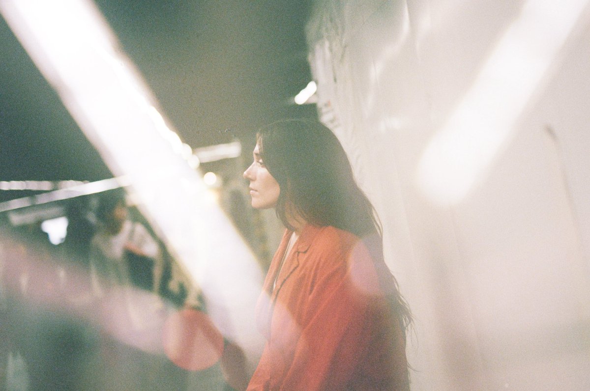 each_story's tweet photo. Gia Margaret、最新アルバム『Singing』を携え、待望のジャパンツアーを12月に開催。東京公演には青葉市子がスペシャルゲストとして出演

米シカゴを拠点に活動するシンガーソングライター／マルチインストゥルメンタリスト／プロデューサー、Gia Margaret（ジア・マーガレット）が、2026年4月にリリースした最新アルバム『Singing』を携え、待望のジャパンツアーを12月に開催する。

12月8日（火）の東京・淀橋教会 インマヌエル礼拝堂を皮切りに、神戸、京都、福岡の4都市を巡る今回のツアー。全公演、Gia Margaretによるソロ・パフォーマンスとして開催され、東京公演にはスペシャルゲストとして青葉市子の出演が決定している。

最新作『Singing』は、声帯の不調により数年間歌うことが困難となったGia Margaretが、2枚のインストゥルメンタル作品『Mia Gargaret』『Romantic Piano』を経て、再び自身の「声」と向き合った、2018年のデビュー作『There’s Always Glimmer』以来となるヴォーカル・アルバム。歌うことのできなかった時間の中で培われたアンビエントや音響的なアプローチと、彼女の歌声、ソングライティングがひとつに結びついた作品となっている。

また、『Singing』には「Ambient for Ichiko」と題された楽曲が収録されており、東京公演では青葉市子との共演が実現。淀橋教会 インマヌエル礼拝堂という特別な空間で、それぞれのソロ・パフォーマンスを披露する。

チケットは2026年10月15日（木）より発売予定。

GIA MARGARET JAPAN TOUR 2026

＜TOKYO＞
2026.12.8 TUE
淀橋教会 インマヌエル礼拝堂
Gia Margaret
with special guest 青葉市子
OPEN 18:00 / START 19:00
ADV ¥8,000 / DOOR ¥9,000

＜KOBE＞
2026.12.9 WED
神戸朝日ホール
Gia Margaret
※公演時間・チケット料金等の詳細は後日発表

＜KYOTO＞
2026.12.10 THU
京都コンサートホール アンサンブルホールムラタ
Gia Margaret
※公演時間・チケット料金等の詳細は後日発表

＜FUKUOKA＞
2026.12.11 FRI
あいれふホール
Gia Margaret
※公演時間・チケット料金等の詳細は後日発表

チケット発売：2026年10月15日（木）予定
チケット購入・公演詳細：
https://t.co/kkVbmVZPlJ

Presented by EACH STORY

Gia Margaret / ジア・マーガレット

米シカゴを拠点に活動するシンガーソングライター、マルチインストゥルメンタリスト、プロデューサー。

2018年にデビューアルバム『There’s Always Glimmer』をリリース。繊細な歌声とソングライティング、アコースティック楽器と電子音が溶け合う親密なサウンドで注目を集める。

その後、声帯の不調により数年間歌うことが困難となる中、インストゥルメンタルの表現を深め、2020年に『Mia Gargaret』、2023年に『Romantic Piano』を発表。アンビエント、フォーク、電子音楽を横断する独自の音楽世界を築いてきた。

2026年4月、Jagjaguwarより最新アルバム『Singing』をリリース。2018年以来となるヴォーカル・アルバムとして、歌えなかった時間の中で培った音響的なアプローチと、自身の歌声、ソングライティングを結びつけた新たな作品を完成させた。

青葉市子 / ICHIKO AOBA

1990年生まれ。音楽家。

2010年のデビュー以来、8枚のオリジナル・アルバムをリリース。クラシックギターを中心とした繊細なサウンドと、幻想的な歌声、詩的な世界観で国内外から高い評価を受けている。

2021年から本格的に海外公演を開始し、数々の国際音楽フェスティバルにも出演。2025年1月にはデビュー15周年を迎え、新作『Luminescent Creatures』をリリース。同作を携えたワールド・ツアーでは、アジア、ヨーロッパ、オセアニア、北米、南米の80以上の都市で公演を行い、地球を二度巡る規模となった。

公演会場には、ロンドンのロイヤル・アルバート・ホールやロサンゼルスのウォルト・ディズニー・コンサートホール、シドニーのシドニー・オペラハウスなど、世界を代表する名門会場も名を連ねた。

FM京都〈FLAG RADIO〉では奇数月水曜日のDJを務めるほか、文芸誌『群像』での連載執筆、TVナレーション、CM・映画音楽制作、芸術祭でのパフォーマンスなど、多方面で活動している。

企画・主催：EACH STORY
関西公演 制作：COW AND MOUSE
福岡公演 制作：TAPES PRODUCTION

Design & Art Direction by
@its.ichiko._