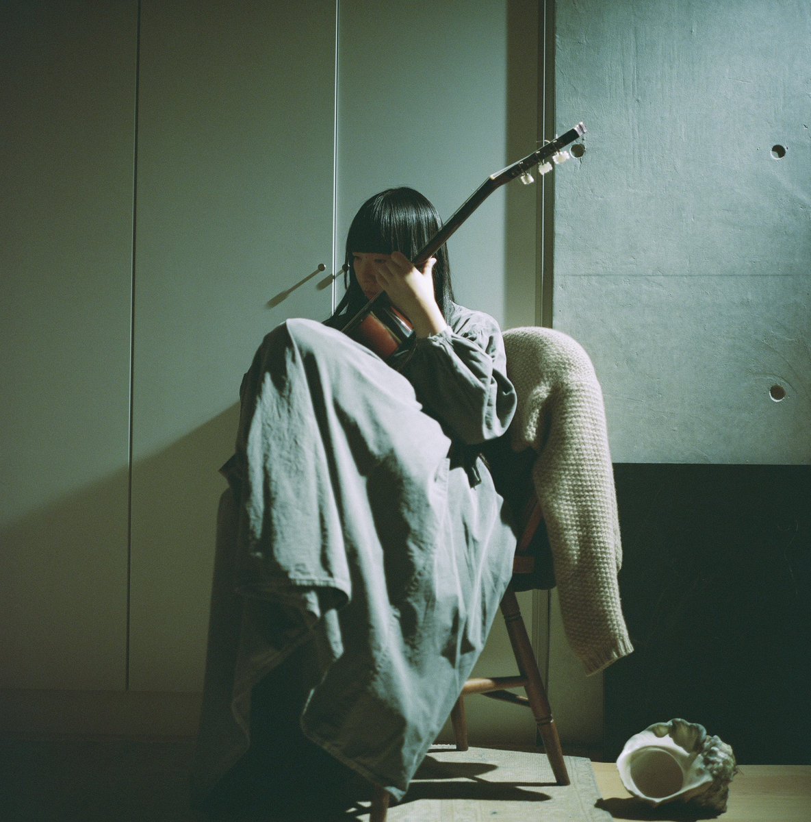 each_story's tweet photo. Gia Margaret、最新アルバム『Singing』を携え、待望のジャパンツアーを12月に開催。東京公演には青葉市子がスペシャルゲストとして出演

米シカゴを拠点に活動するシンガーソングライター／マルチインストゥルメンタリスト／プロデューサー、Gia Margaret（ジア・マーガレット）が、2026年4月にリリースした最新アルバム『Singing』を携え、待望のジャパンツアーを12月に開催する。

12月8日（火）の東京・淀橋教会 インマヌエル礼拝堂を皮切りに、神戸、京都、福岡の4都市を巡る今回のツアー。全公演、Gia Margaretによるソロ・パフォーマンスとして開催され、東京公演にはスペシャルゲストとして青葉市子の出演が決定している。

最新作『Singing』は、声帯の不調により数年間歌うことが困難となったGia Margaretが、2枚のインストゥルメンタル作品『Mia Gargaret』『Romantic Piano』を経て、再び自身の「声」と向き合った、2018年のデビュー作『There’s Always Glimmer』以来となるヴォーカル・アルバム。歌うことのできなかった時間の中で培われたアンビエントや音響的なアプローチと、彼女の歌声、ソングライティングがひとつに結びついた作品となっている。

また、『Singing』には「Ambient for Ichiko」と題された楽曲が収録されており、東京公演では青葉市子との共演が実現。淀橋教会 インマヌエル礼拝堂という特別な空間で、それぞれのソロ・パフォーマンスを披露する。

チケットは2026年10月15日（木）より発売予定。

GIA MARGARET JAPAN TOUR 2026

＜TOKYO＞
2026.12.8 TUE
淀橋教会 インマヌエル礼拝堂
Gia Margaret
with special guest 青葉市子
OPEN 18:00 / START 19:00
ADV ¥8,000 / DOOR ¥9,000

＜KOBE＞
2026.12.9 WED
神戸朝日ホール
Gia Margaret
※公演時間・チケット料金等の詳細は後日発表

＜KYOTO＞
2026.12.10 THU
京都コンサートホール アンサンブルホールムラタ
Gia Margaret
※公演時間・チケット料金等の詳細は後日発表

＜FUKUOKA＞
2026.12.11 FRI
あいれふホール
Gia Margaret
※公演時間・チケット料金等の詳細は後日発表

チケット発売：2026年10月15日（木）予定
チケット購入・公演詳細：
https://t.co/kkVbmVZPlJ

Presented by EACH STORY

Gia Margaret / ジア・マーガレット

米シカゴを拠点に活動するシンガーソングライター、マルチインストゥルメンタリスト、プロデューサー。

2018年にデビューアルバム『There’s Always Glimmer』をリリース。繊細な歌声とソングライティング、アコースティック楽器と電子音が溶け合う親密なサウンドで注目を集める。

その後、声帯の不調により数年間歌うことが困難となる中、インストゥルメンタルの表現を深め、2020年に『Mia Gargaret』、2023年に『Romantic Piano』を発表。アンビエント、フォーク、電子音楽を横断する独自の音楽世界を築いてきた。

2026年4月、Jagjaguwarより最新アルバム『Singing』をリリース。2018年以来となるヴォーカル・アルバムとして、歌えなかった時間の中で培った音響的なアプローチと、自身の歌声、ソングライティングを結びつけた新たな作品を完成させた。

青葉市子 / ICHIKO AOBA

1990年生まれ。音楽家。

2010年のデビュー以来、8枚のオリジナル・アルバムをリリース。クラシックギターを中心とした繊細なサウンドと、幻想的な歌声、詩的な世界観で国内外から高い評価を受けている。

2021年から本格的に海外公演を開始し、数々の国際音楽フェスティバルにも出演。2025年1月にはデビュー15周年を迎え、新作『Luminescent Creatures』をリリース。同作を携えたワールド・ツアーでは、アジア、ヨーロッパ、オセアニア、北米、南米の80以上の都市で公演を行い、地球を二度巡る規模となった。

公演会場には、ロンドンのロイヤル・アルバート・ホールやロサンゼルスのウォルト・ディズニー・コンサートホール、シドニーのシドニー・オペラハウスなど、世界を代表する名門会場も名を連ねた。

FM京都〈FLAG RADIO〉では奇数月水曜日のDJを務めるほか、文芸誌『群像』での連載執筆、TVナレーション、CM・映画音楽制作、芸術祭でのパフォーマンスなど、多方面で活動している。

企画・主催：EACH STORY
関西公演 制作：COW AND MOUSE
福岡公演 制作：TAPES PRODUCTION

Design & Art Direction by
@its.ichiko._