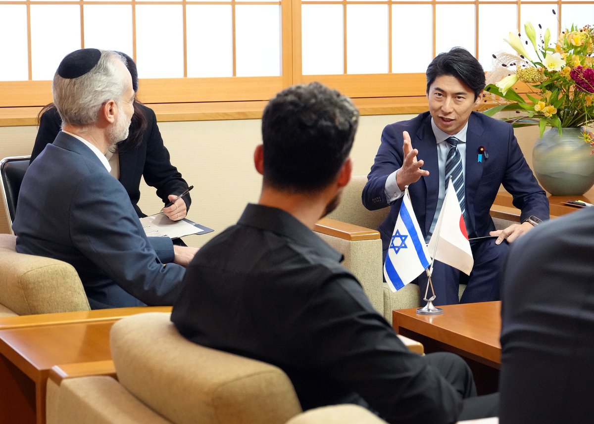 MofaJapan_jp's tweet photo. 中曽根外務副大臣は、エマニュエル・ナヴォン次期駐日イスラエル大使の表敬を受けました。今次表敬は、2023年から約2年間ハマス等の人質となったガイ・ギルボア＝ダラル氏の訪日機会を捉えて行われたものです。

https://t.co/0BuB79PwpO https://t.co/IQ8CQu4Aij