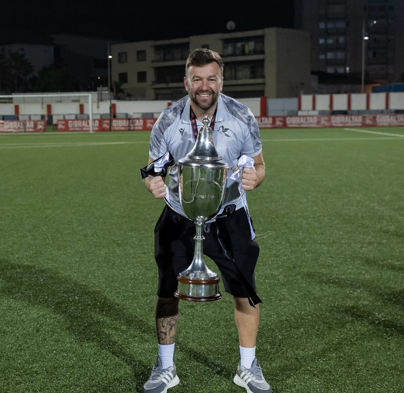 nocontextfm1's tweet photo. In 2013, an 18-year-old in Gibraltar couldn't find a football club to play for.

So he started his own with his mates down the pub.

They called it Bruno's Magpies... after the pub they drank in! 

11 years later, they were playing FC Copenhagen in Europe! 😂🍻 https://t.co/bwbdKanzkN
