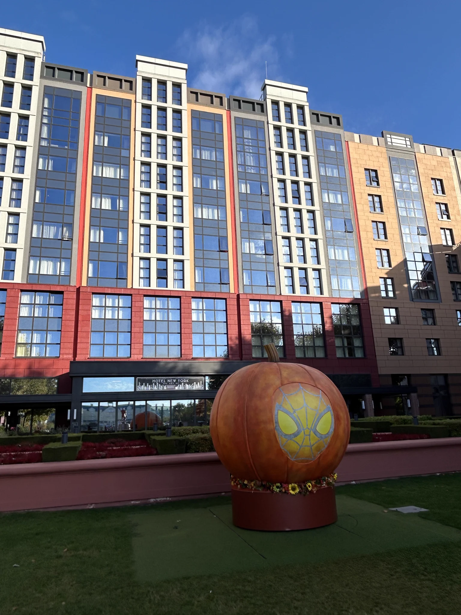 L'hôtel New York - The Art of Marvel vu de l'extérieur avec une citrouille affichant une tête de Spider Man