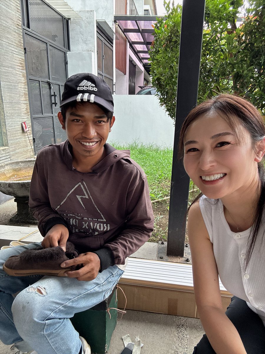 Asamicantik's tweet photo. インドネシアのおもしろさのひとつ🇮🇩

靴やカバンを修理してくれる「SOL」、
洋服のお直しをしてくれる「Permak」。

なんと、自宅まで来てくれます！

それなのに、リーズナブルで良心的。

壊れたら捨てるのではなく、
直して長く使う。

こういう暮らしの文化、
いいなぁと思う。

日本に来てくれたら
すごく稼げそう