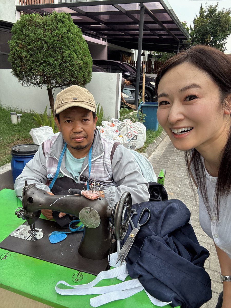 Asamicantik's tweet photo. インドネシアのおもしろさのひとつ🇮🇩

靴やカバンを修理してくれる「SOL」、
洋服のお直しをしてくれる「Permak」。

なんと、自宅まで来てくれます！

それなのに、リーズナブルで良心的。

壊れたら捨てるのではなく、
直して長く使う。

こういう暮らしの文化、
いいなぁと思う。

日本に来てくれたら
すごく稼げそう
