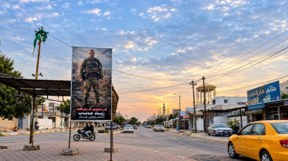 dailyrojava's tweet photo. 🛑Kerkûk’te Şêxmeqsûd direnişinin komutanı Ziyad Heleb’in posterini asan öğretmen Hoşmend Hemîd, Irak Ceza Kanunu’nun 240’ıncı maddesi kapsamında 500 bin dinar para cezasına çarptırıldığını açıkladı. https://t.co/CXDSlw241f