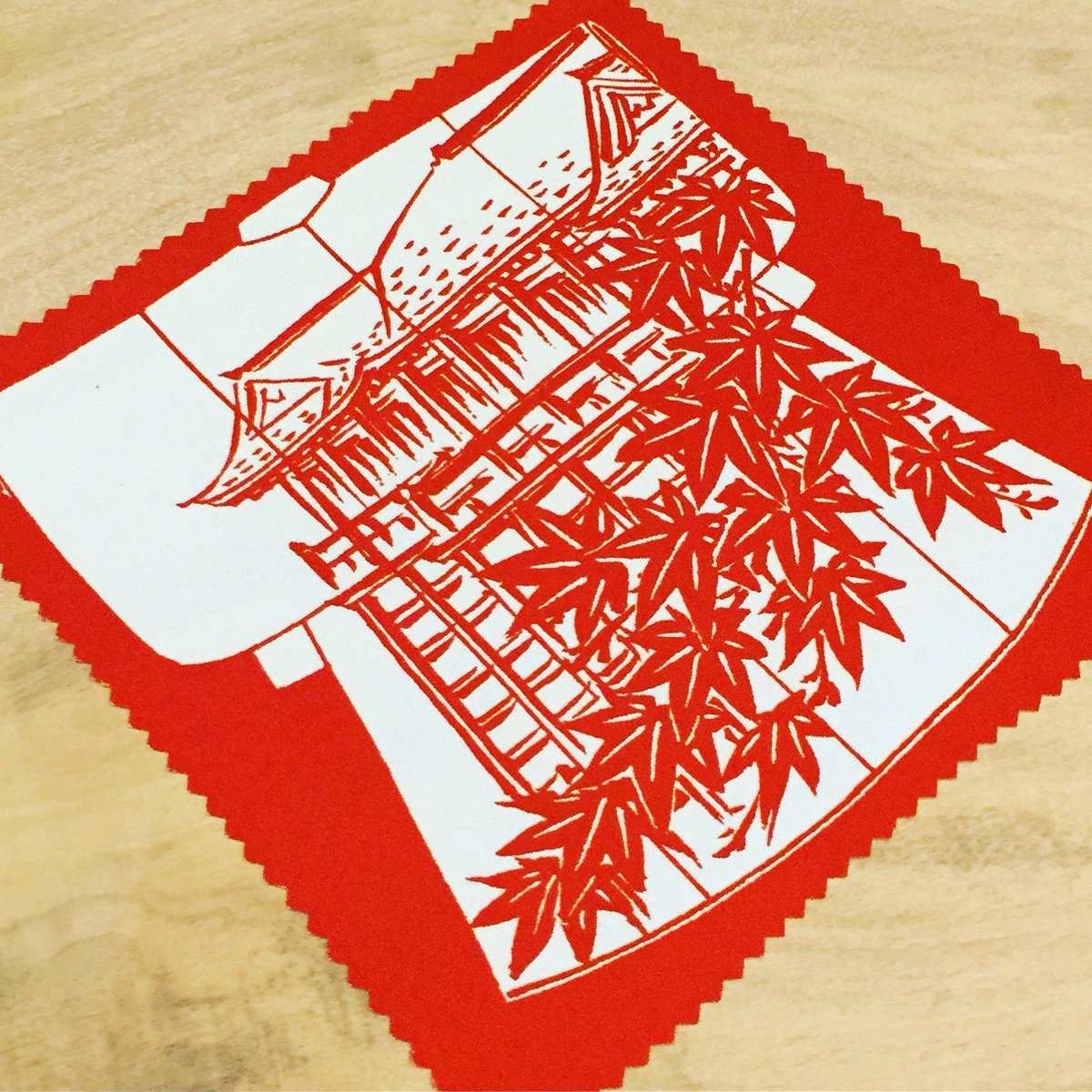 SOOkyoto's tweet photo. 🍁秋の京都、どこへ行く？

赤や黄色に染まる京都の街を歩くなら、
紅葉だけでなく「京都らしいお土産」も見つけてみませんか？

清水寺、東福寺、嵐山、永観堂など
京都には美しい紅葉スポットがたくさん。

そして、旅の思い出におすすめしたいのが京友禅の手染め絹でつくった「おふき」。

眼鏡やスマホを拭くたびに、
京都の思い出がよみがえるお土産です。

「これ、どこで買えるの？」

そんな方のために、
「おふき」が買える販売店をご紹介します🍁

京都でしか出会えない一枚を、
旅のおともに。