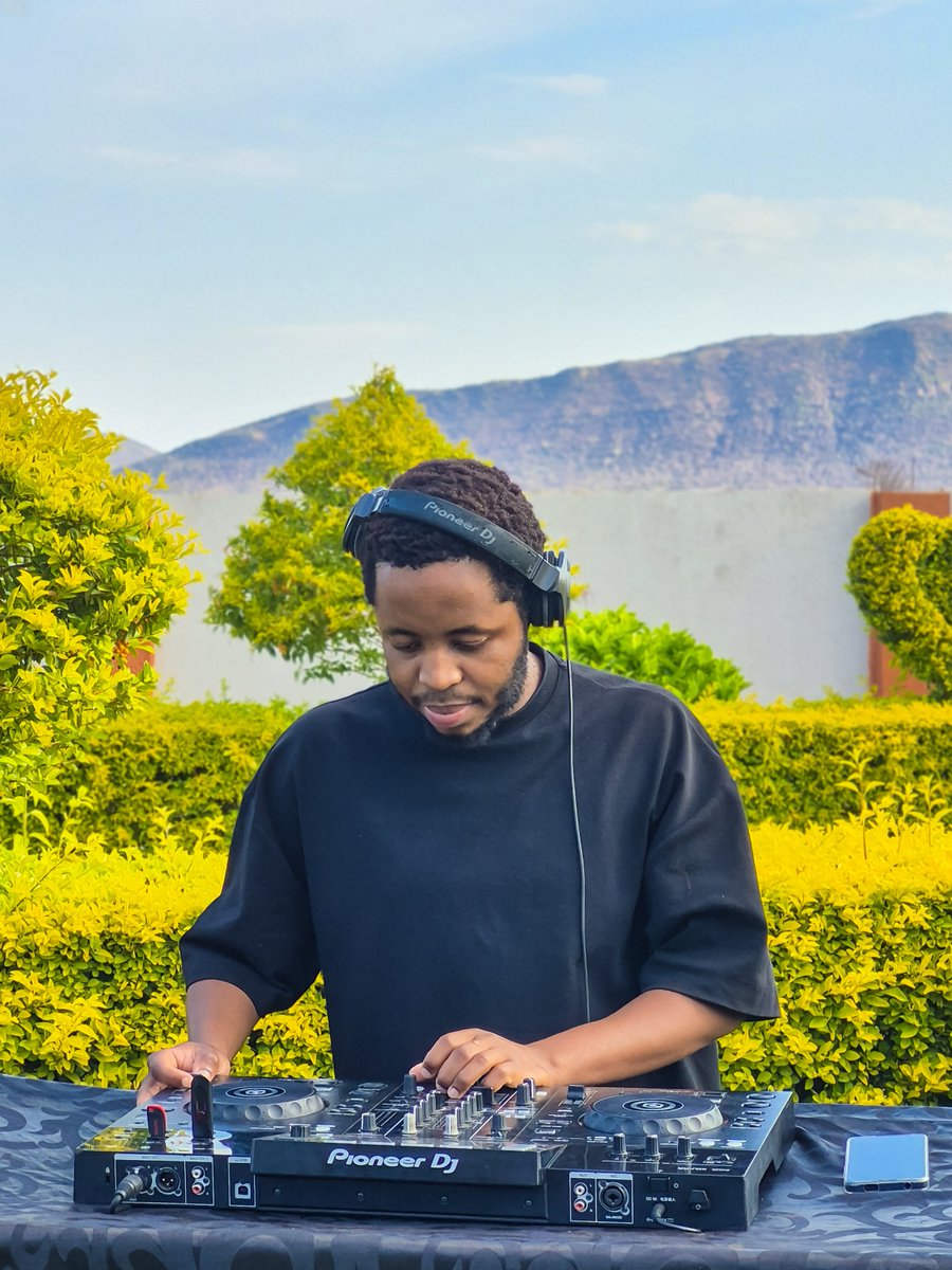 Soultonick's tweet photo. Ekse, kindly check out this lovely Afro House Mix I recently recorded on The Booth Live, Officially Out Now!! 

Do not forget to like, subscribe and follow The Booth Live across available platforms.

https://t.co/0h25mvcyNf https://t.co/UDbhl4Uh1K