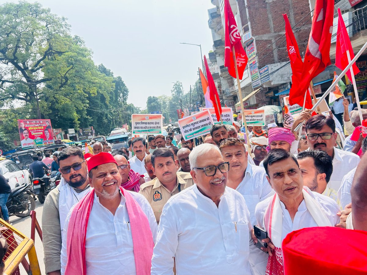 NGuddu77180's tweet photo. आज बलिया कलेक्ट्रेट में मुख्य चुनाव आयुक्त ज्ञानेश कुमार की पक्षपातपूर्ण कार्यप्रणाली के विरोध में INDIA गठबंधन के घटक दल समाजवादी पार्टी के आह्वान पर आयोजित विरोध-प्रदर्शन में शामिल होकर जिलाधिकारी को ज्ञापन सौंपा।
इस दौरान “वोट चोर—गद्दी छोड़” और “लोकतंत्र बचाओ—देश बचाओ” जैसे नारों के साथ लोकतंत्र एवं निष्पक्ष चुनाव की आवाज़ बुलंद की।