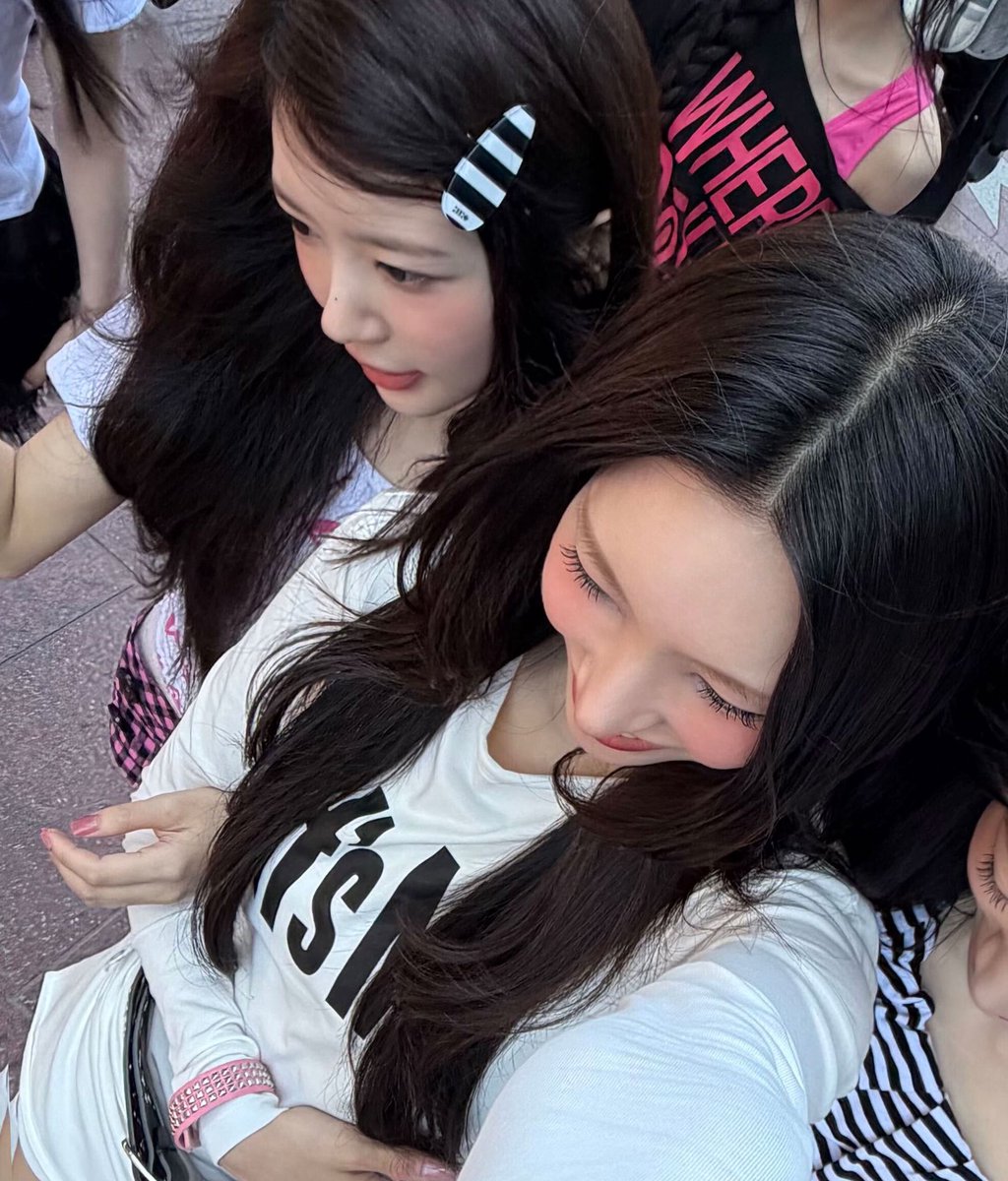 ILLIT_twt's tweet photo. 울 김모카~~ 생일축하해🎂
모카없는 모카 생일파티인게 좀 어이없지만 이것 또한 지나고나면 다 즐거운 추억이 되어있겠지~?><
파리에서 it's me 캠페인 필름 찍기 전에 나랑 같이 가발 느낌 체크해봤던 거 기억나? 그때 진심으로 잘생겨서 이 번 필름은 진짜 무조건 너가 찢는다고 말했었잖아 그때의 생생함이 담긴 사진을 준비해봤어 ㅎㅅㅎ(그래서 보면 내 얼굴이 빨개져이떠..ㅎㅎ)
두번째 사진은 모카가 합류하고나서의 it's me ㅎㅅㅎ
세번째 사진은 너랑 찍은 가장 최신 뮤비인 i got your back 때야 ㅎㅅㅎ 노래 제목처럼 우린 항상 너의 뒤에 있을테니 믿고 나에게 널 던지렴 언제든 받아줄게!
모카 진심으로 생일축하하고 사랑한데이 보고싶다!!

#YUNAH #윤아 #ILLIT #아일릿