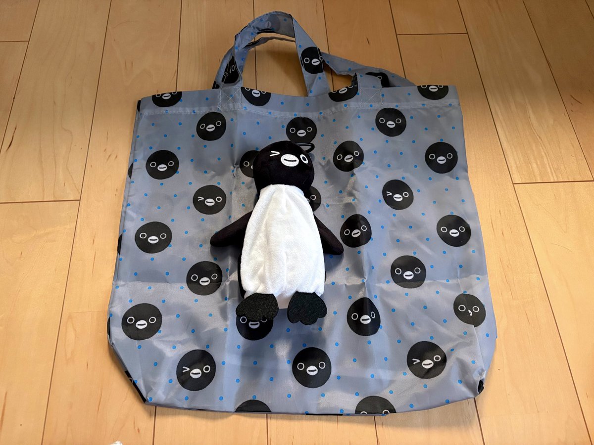 5mori2's tweet photo. オレンジページのSuicaのペンギンぬいぐるみポーチ&amp;エコバッグ　販売日でラスト1冊ギリギリ買えました🐧

夏くらいまでは発売当日じゃなくても買えたのに、最近は何でも競争率高い💦
コンビニ販売のものは全く見かけなかったけど(ウインクしてない🐧も��しかった)とにかく買えて良かったー😮‍💨 https://t.co/5ie4ukTxCU