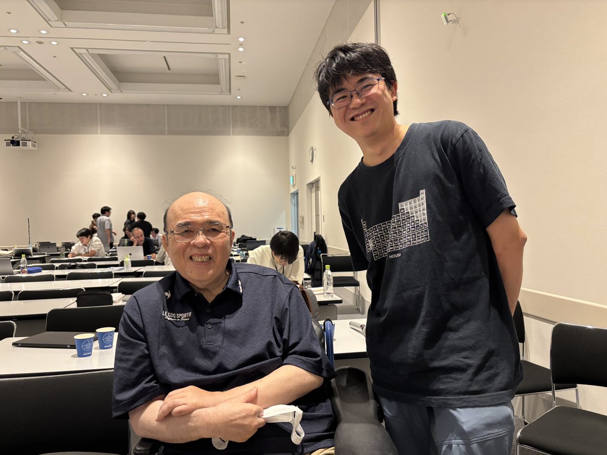 Meiji_nucl's tweet photo. 福岡での国際会議で講演をしてきました！僕の指導教員の、二ホニウムを発見した森田先生も来てくださり、久々に色々お話をしました。娘の写真も見せびらかしました😂（実は結婚の証人欄も、森田先生に署名をもらっています😂） https://t.co/4t9QncgVMv