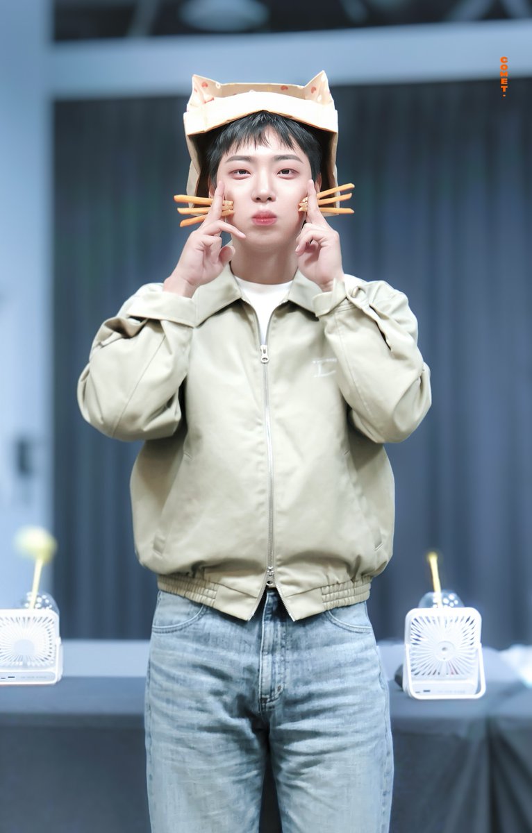 COMETion1224's tweet photo. 261007 사운드웨이브 HQ
-

내가 아는 냥이중에 제일 귀여워요🫪💕

#이션 #ETION #ONF #온앤오프 #코멧션 https://t.co/THVYqh9ey9