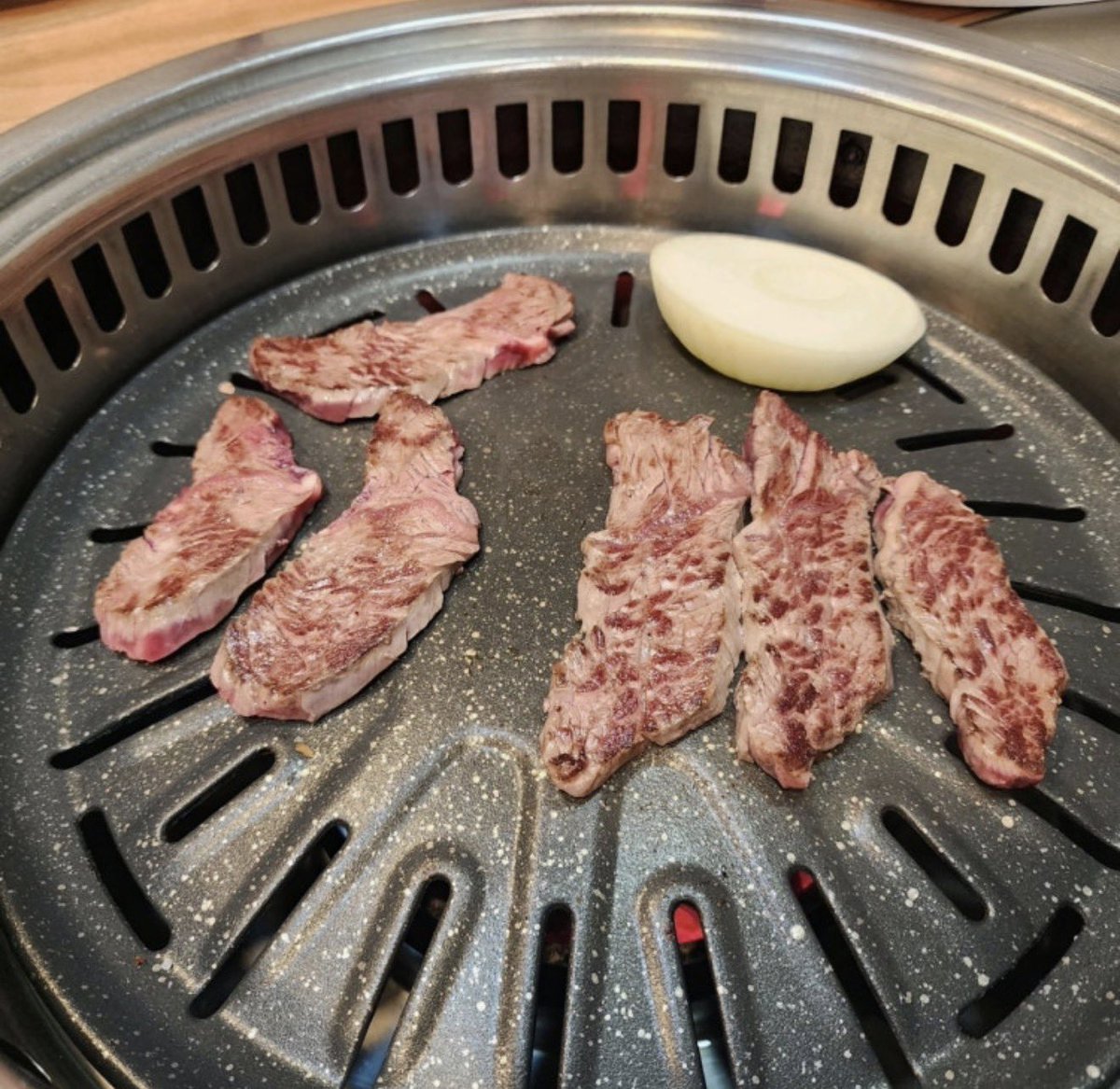 ald1_place's tweet photo. 261007 준서 플챗 
- 한우 구이 

📍천서방한우 본점
울산 남구 대공원입구로21번길 72

준서야 반찬그릇 좀 올려줘…🙏🏻
수저봉투랑 불판은 힘들다… https://t.co/C0cyVHqWXo