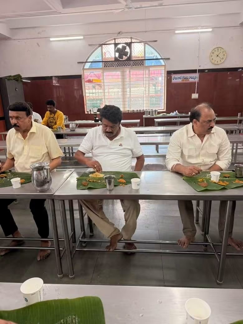 YadavTalasani's tweet photo. Following the sacred darshan of Sri Venkateswara Swamy, I had Annaprasadam at the Matrusri Tarigonda Vengamamba Annaprasadam Complex of TTD.

#Tirumala #TTD #Annaprasadam https://t.co/ky8ri9lRPq