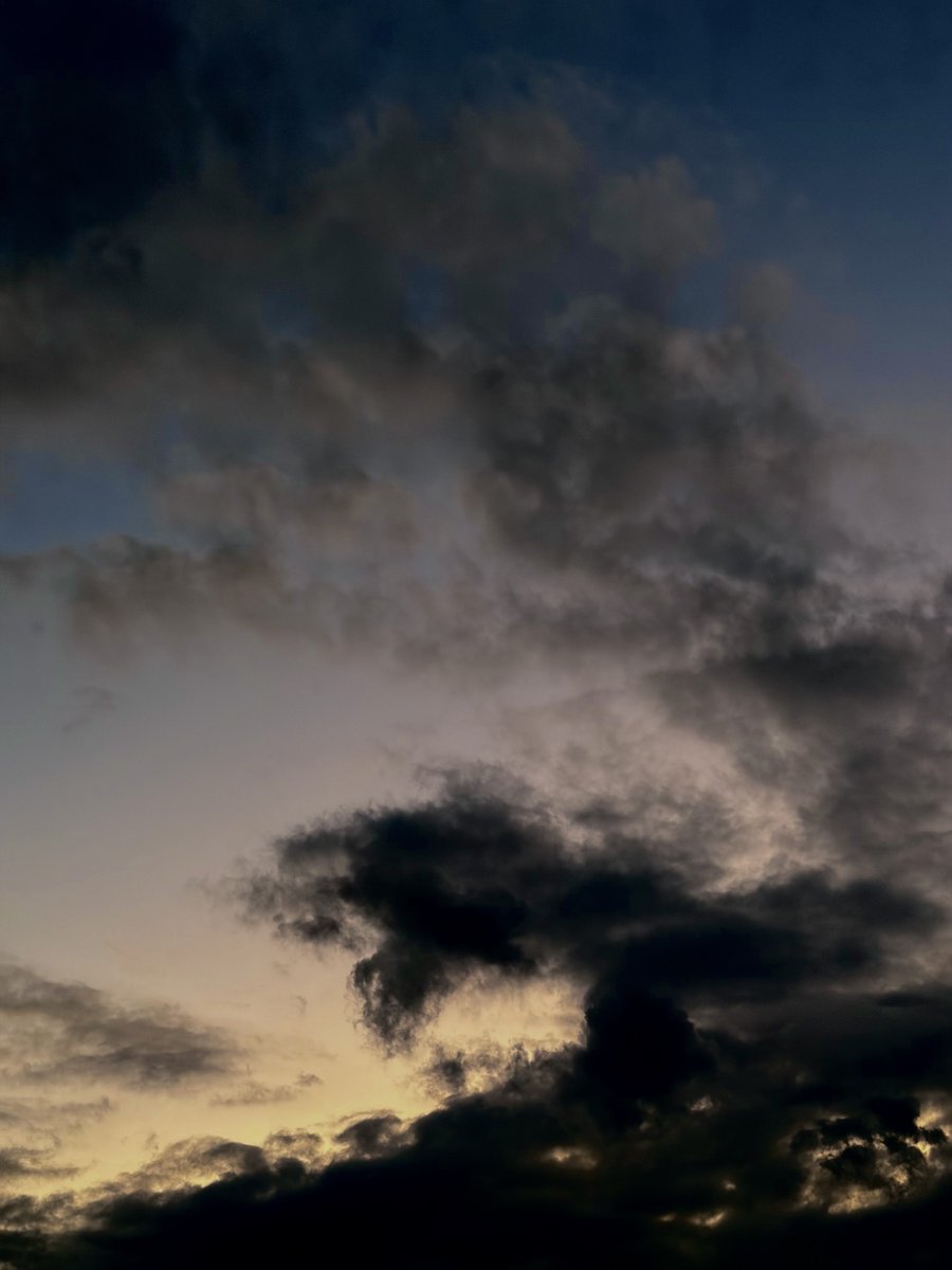 FB7216215786476's tweet photo. 秋の空
全部違う日です

空撮り癖があることを再認識！ https://t.co/Cc0Y5GQyIM
