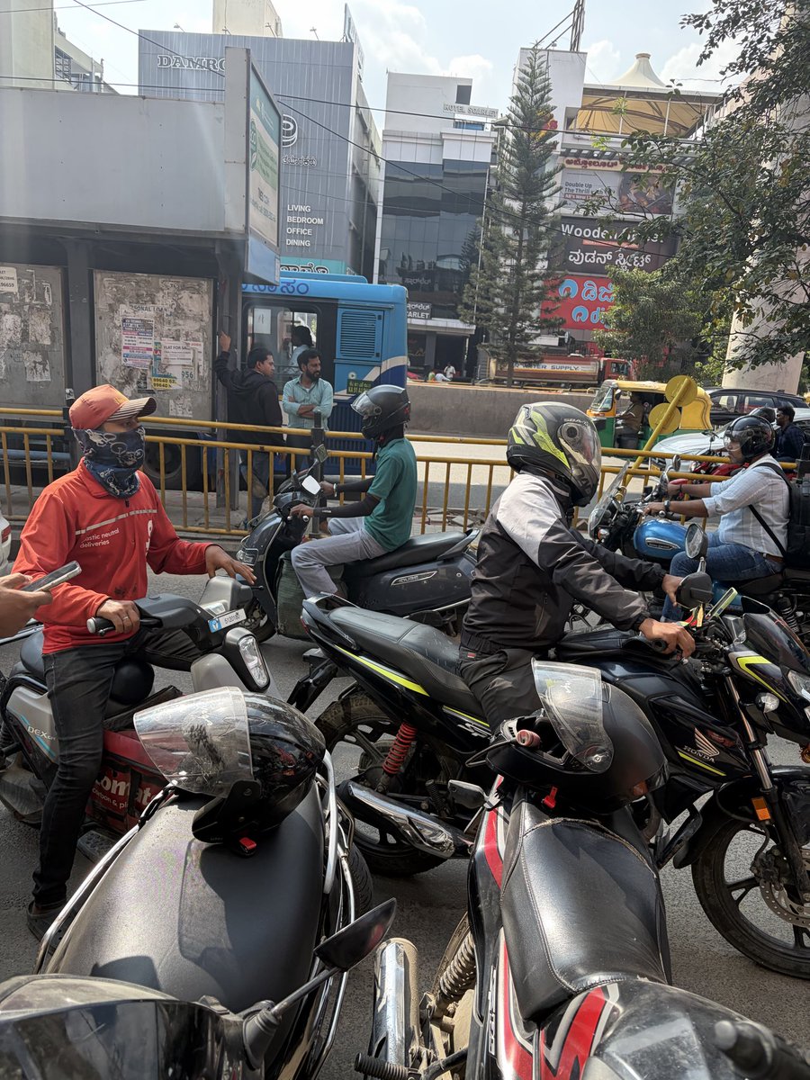 AnuRamIyer's tweet photo. Wrong side driving @blrcitytraffic https://t.co/flyWnwiaXv