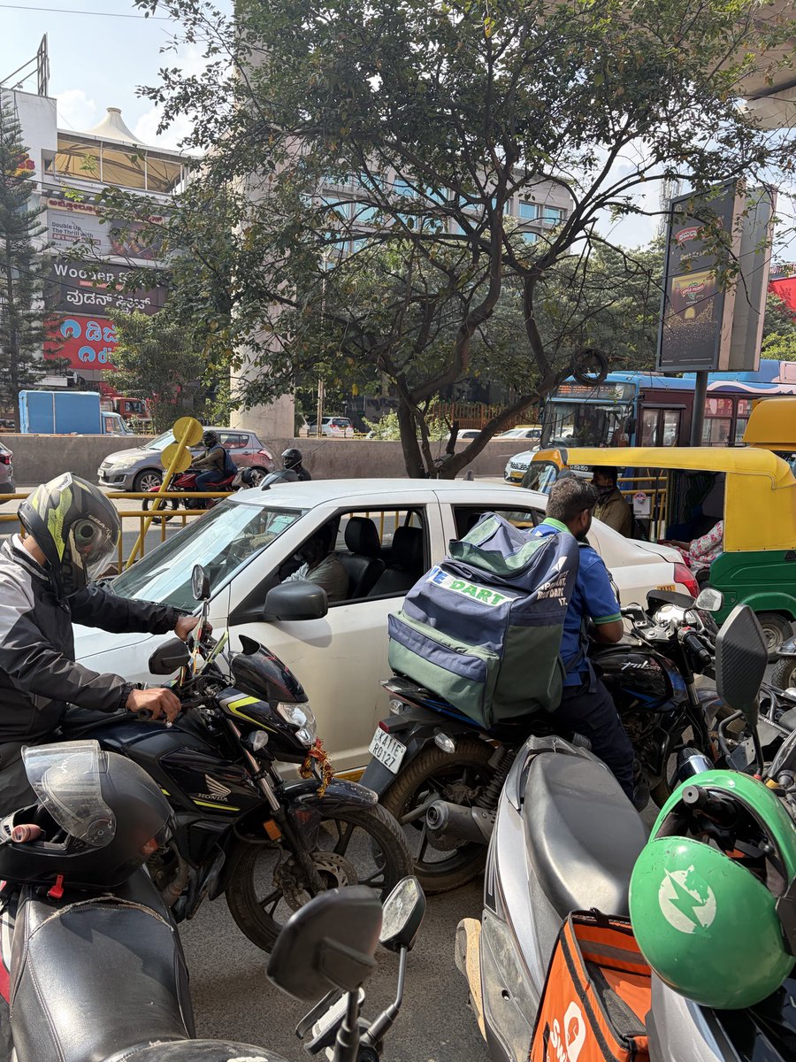 AnuRamIyer's tweet photo. Wrong side driving @blrcitytraffic https://t.co/flyWnwiaXv