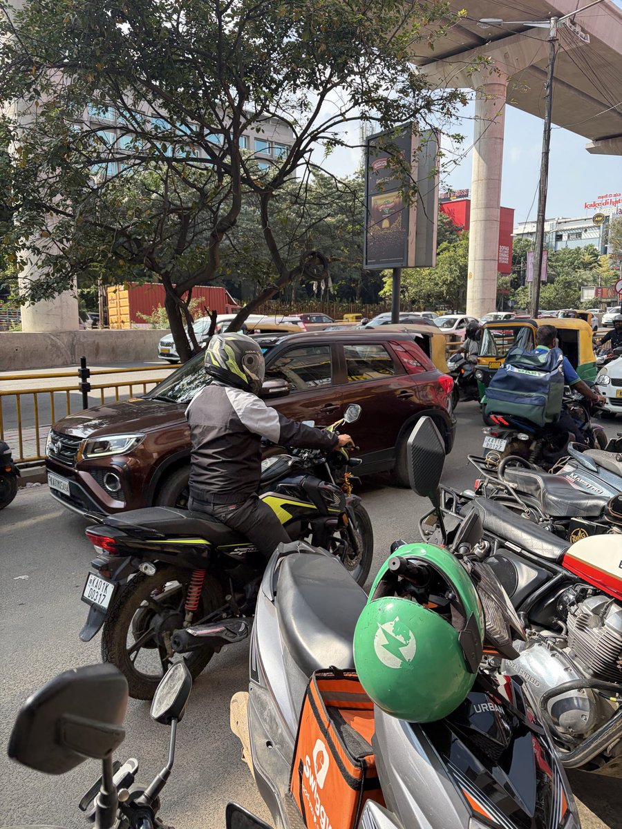 AnuRamIyer's tweet photo. Wrong side driving @blrcitytraffic https://t.co/flyWnwiaXv