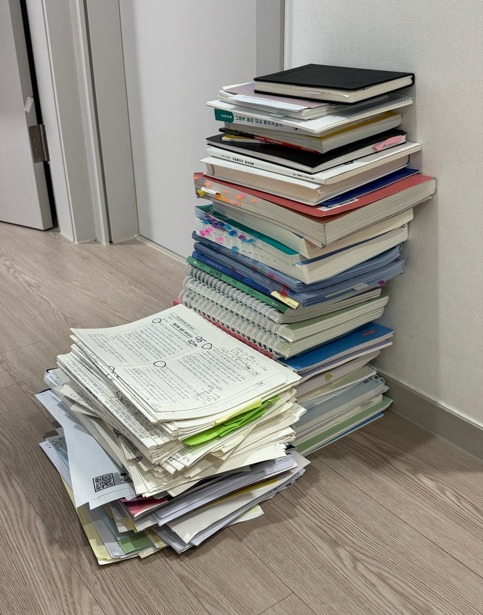 cyber_gongsi's tweet photo. 6달간의 어쩌고 ⸝⸝⸝ 😹 모아보니까 뿌듯하다잉 ~.~ 

최합하고 등록하고 서류준비하면서 방 정리 싸악 햇음 ᵎᵎᵎ https://t.co/TvTmIRpx5M