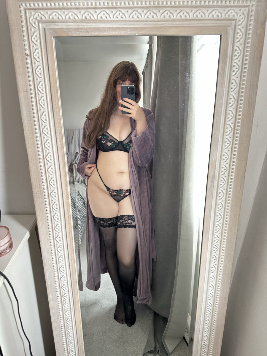 AmysSweet91's tweet photo. Freshly divorced mom at 34, trying on all the outfits he didn’t like. Hot or gross? https://t.co/zEptax0Dgu