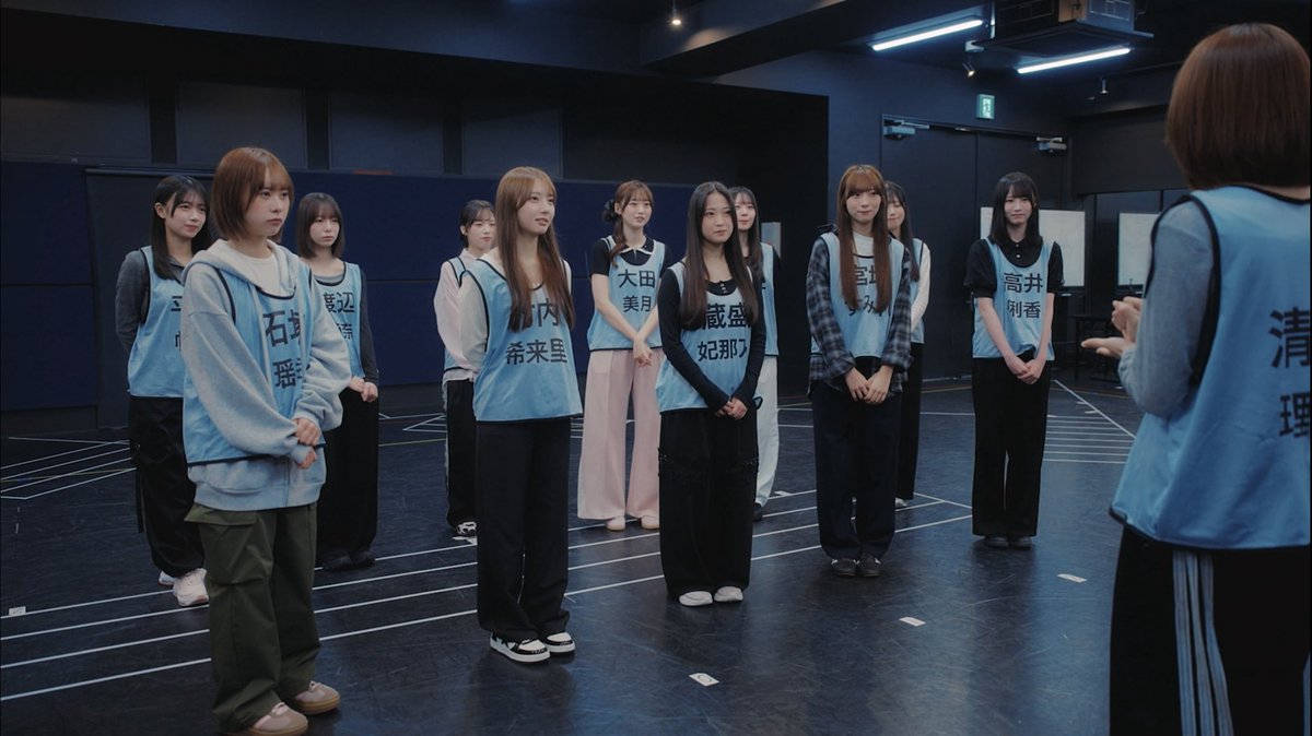 KOROYASU's tweet photo. 今シングルのひなた坂46ライブの幕間VTRを監督してます！
全員でステージに。全員野球的なコンセプトで、少しだけ(？)コミカルに元気良くなテイストに仕上げてます。
ライブは下田さん、Emptyのたまちゃん、りなしの好きクレ、いずき、いや…皆さん最高でした！！一番楽しかったかも。
#ひなた坂46LIVE https://t.co/k454s7yCBT