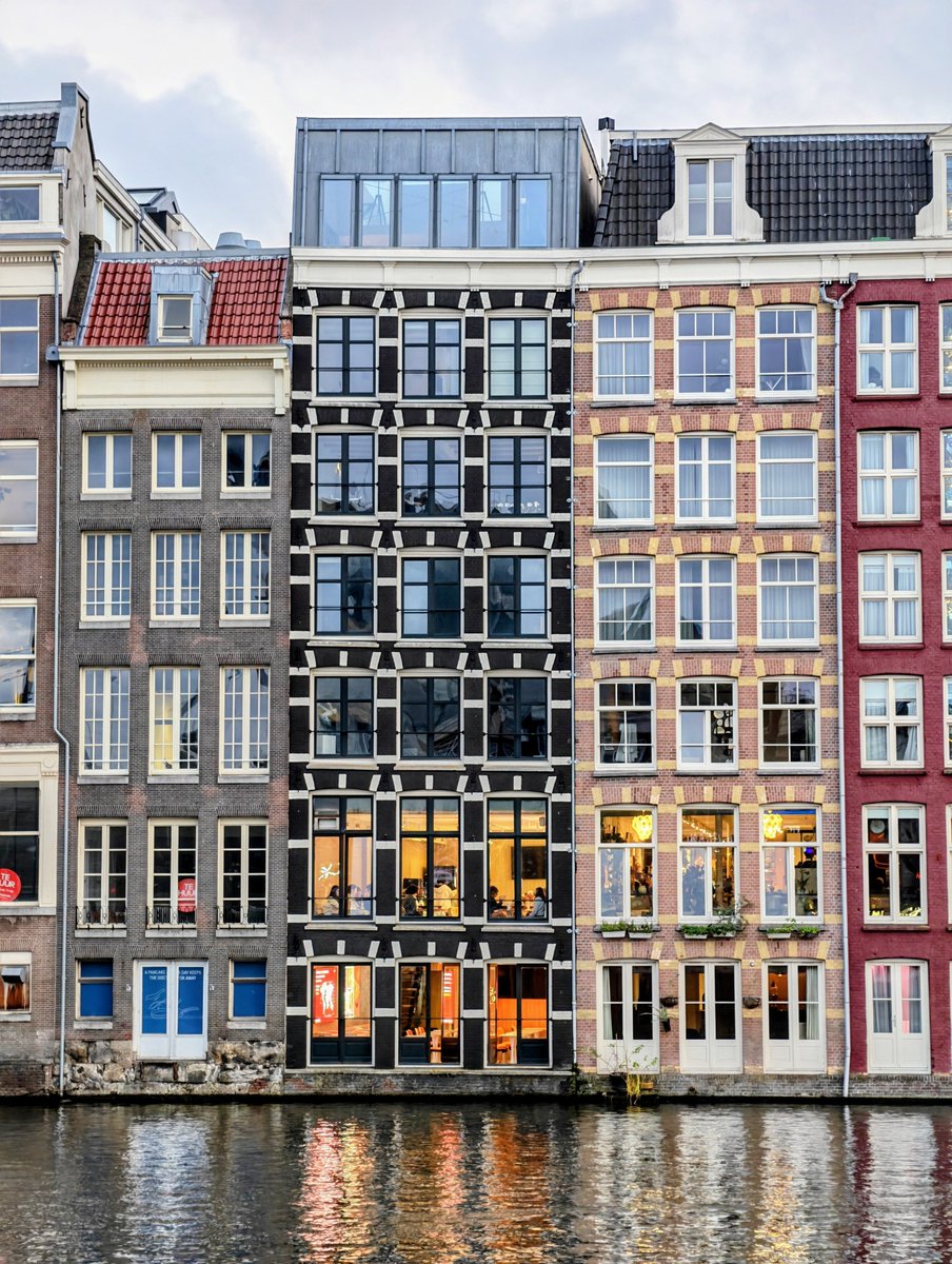 NexToWeb's tweet photo. Amsterdam is beautiful in the day or at night.
. 
#amsterdam #ShotOnHONOR #HONORMagic8Pro

. 
@UKHonor @Honorglobal @Snapdragon https://t.co/8BCVPhk3Va