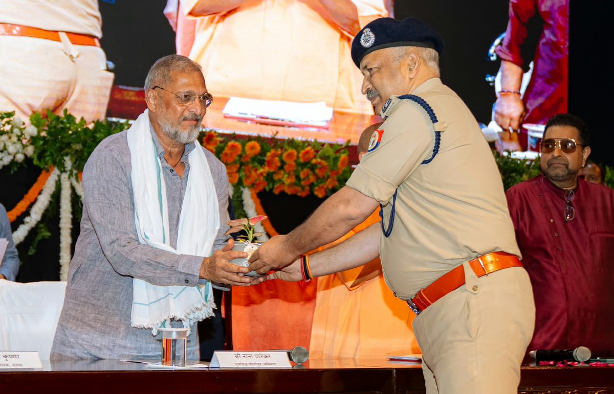 dgpup's tweet photo. पद्मश्री से सम्मानित वरिष्ठ अभिनेता श्री नाना पाटेकर जी के निधन का समाचार अत्यंत दुःखद है। अपने सशक्त और बहुआयामी अभिनय से उन्होंने भारतीय सिनेमा में विशिष्ट पहचान बनाई और दर्शकों के मन में अमिट छाप छोड़ी।

UPPolice की साइबर जागरूकता लघु फिल्म Scam Files: Digital Arrest के लखनऊ में आयोजित लोकार्पण समारोह में उनकी गरिमामयी उपस्थिति के लिए मैं उनका हृदय से आभारी हूँ। वर्दीधारी पुलिसकर्मियों के साथ उनकी यह प्रस्तुति उनकी अंतिम सार्वजनिक प्रस्तुति के रूप में सदैव स्मरणीय रहेगी।

शोकाकुल परिजनों और उनके असंख्य प्रशंसकों के प्रति मेरी गहरी संवेदनाएँ। 
ॐ शांति।