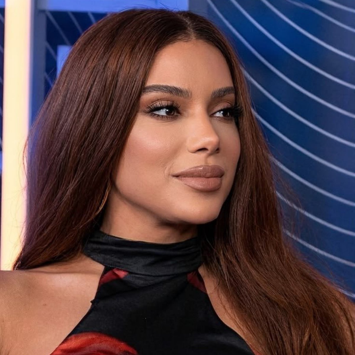updatecharts's tweet photo. a cada dia que se passa eu fico mais aliviado em saber que vivo em um país onde a ANITTA é a MAIOR artista. mulher inteligentíssima, imagina achar que ela iria abandonar os seus LOGO AGORA? ela tá fazendo o que ninguém AO MENOS TENTOU, burlando o engajamento que estão BOICOTANDO da esquerda