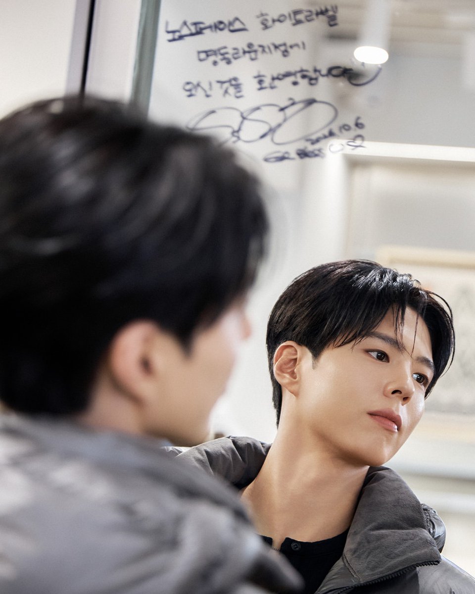 Kkorepo's tweet photo. #パク・ボゴム、明洞に降臨！…ダウンジャケットを羽織った男神ビジュアル
#パクボゴム
🔗https://t.co/aw7nX13GlX https://t.co/0hF3kmrg1z