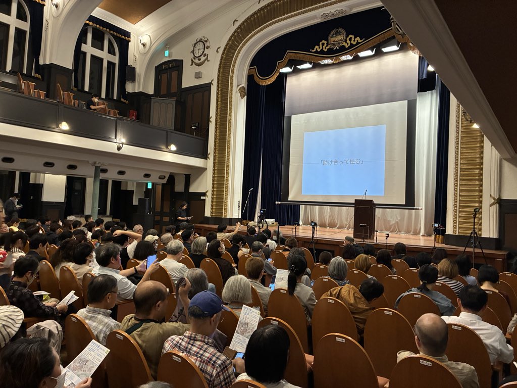 ogawahiro's tweet photo. 山本理顕@横浜市長選の個人演説会なう。ホールの席はほぼ埋まっていて、注目度は高め https://t.co/ADkoywqA4O