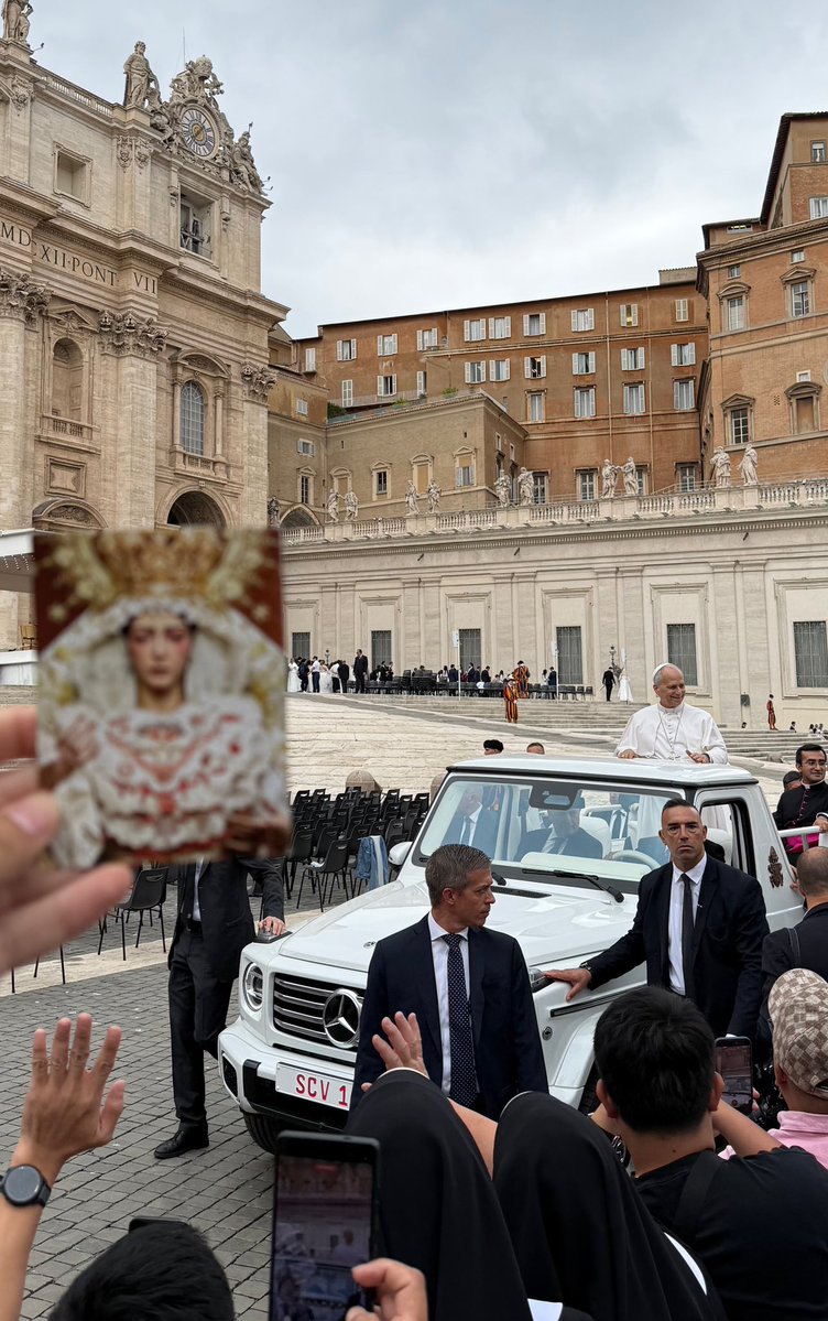 Hdad_Redencion's tweet photo. #HERMANDAD | En la mañana de ayer,
nuestros hermanos han peregrinado hasta la Basílica de San Pedro, corazón de la Cristiandad, en acción de gracias por los frutos espirituales de la Coronación Canónica de nuestra Amantísima Titular, María Santísima del Rocío.

Tras ello, a las 10:00 horas, ha tenido lugar la Audiencia con Su Santidad, el Papa León XIV. A la finalización de la celebración, nuestro Hermano Mayor, en representación de nuestra Hermandad, ha hecho entrega al Santo Padre de la medalla conmemorativa de la Coronación Canónica, así como una estampa con la imagen de nuestros Sagrados Titulares.

Por todo ello, damos gracias al Divino Redentor y a su Bendita Madre del Rocío Coronada, por habernos permitido vivir estos momentos que, sin duda, pasarán a la historia de nuestra corporación, así como por las gracias espirituales recibidas durante estos días y ayer en especial.

#CristoentreNosotros #RocíodelCielo
