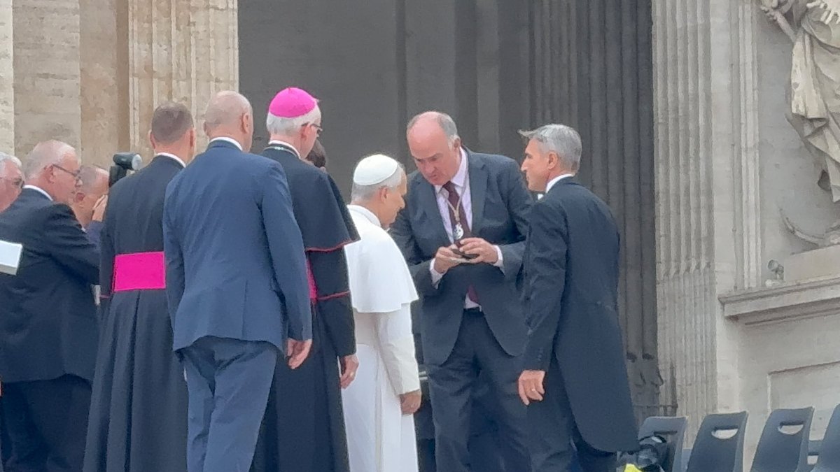 Hdad_Redencion's tweet photo. #HERMANDAD | En la mañana de ayer,
nuestros hermanos han peregrinado hasta la Basílica de San Pedro, corazón de la Cristiandad, en acción de gracias por los frutos espirituales de la Coronación Canónica de nuestra Amantísima Titular, María Santísima del Rocío.

Tras ello, a las 10:00 horas, ha tenido lugar la Audiencia con Su Santidad, el Papa León XIV. A la finalización de la celebración, nuestro Hermano Mayor, en representación de nuestra Hermandad, ha hecho entrega al Santo Padre de la medalla conmemorativa de la Coronación Canónica, así como una estampa con la imagen de nuestros Sagrados Titulares.

Por todo ello, damos gracias al Divino Redentor y a su Bendita Madre del Rocío Coronada, por habernos permitido vivir estos momentos que, sin duda, pasarán a la historia de nuestra corporación, así como por las gracias espirituales recibidas durante estos días y ayer en especial.

#CristoentreNosotros #RocíodelCielo
