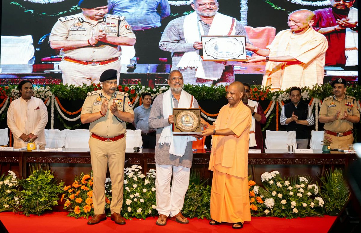 dgpup's tweet photo. पद्मश्री से सम्मानित वरिष्ठ अभिनेता श्री नाना पाटेकर जी के निधन का समाचार अत्यंत दुःखद है। अपने सशक्त और बहुआयामी अभिनय से उन्होंने भारतीय सिनेमा में विशिष्ट पहचान बनाई और दर्शकों के मन में अमिट छाप छोड़ी।

UPPolice की साइबर जागरूकता लघु फिल्म Scam Files: Digital Arrest के लखनऊ में आयोजित लोकार्पण समारोह में उनकी गरिमामयी उपस्थिति के लिए मैं उनका हृदय से आभारी हूँ। वर्दीधारी पुलिसकर्मियों के साथ उनकी यह प्रस्तुति उनकी अंतिम सार्वजनिक प्रस्तुति के रूप में सदैव स्मरणीय रहेगी।

शोकाकुल परिजनों और उनके असंख्य प्रशंसकों के प्रति मेरी गहरी संवेदनाएँ। 
ॐ शांति।