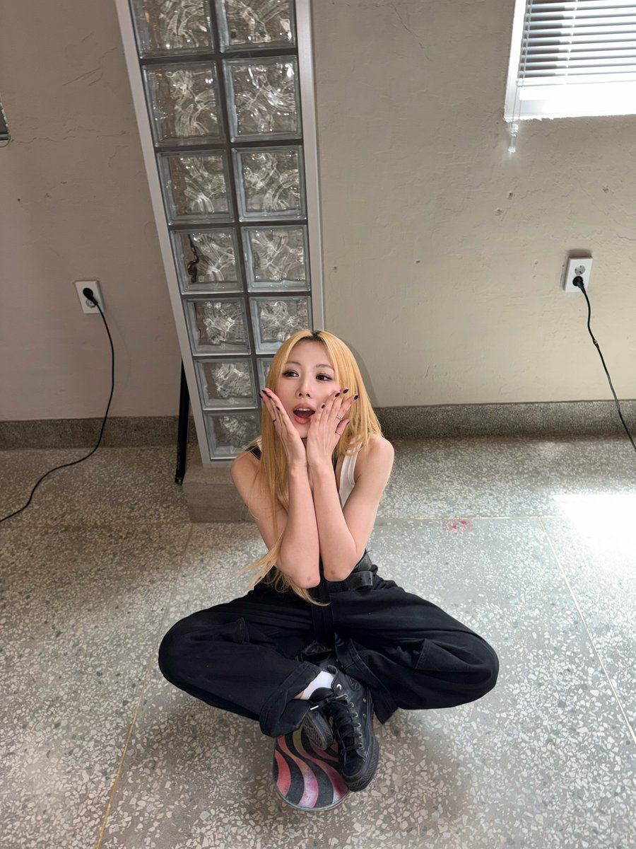 hf_dreamcatcher's tweet photo. [🎁] 꿈둥이 사진 보고 가세요❤ 

'Complicated' 비하인드 사진 공개‼️

#유현 의 'Complicated' Cover 영상이 궁금하다면⁉️

🔗 https://t.co/P2LQ7V0vSU

#드림캐쳐 #Dreamcatcher
#유아유 #UAU #Dreamcatcher_UAU
#유현 #YOOHYEON
#Complicated https://t.co/QEgc5hPsav