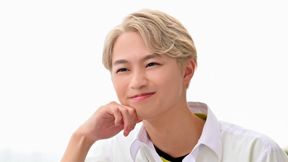 jojobize's tweet photo. oh he was in kr revice and if it's with you, too.
and He always wears it black, but blonde is his best look https://t.co/ZCl4qua7bY