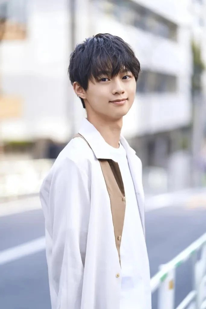 jojobize's tweet photo. oh he was in kr revice and if it's with you, too.
and He always wears it black, but blonde is his best look https://t.co/ZCl4qua7bY