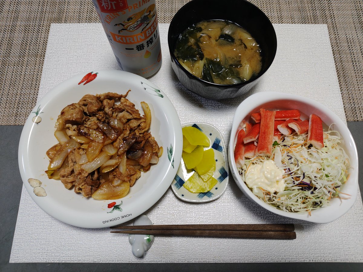 tomo110607's tweet photo. こんばんは。
皆さん今日も1日、お疲れ様でした〜☺

今日の夜ごはんは味付けの安い豚肉とかにかまです。

カニかまは2日ほど前のテレビで世界中でカニかま需要が増えてて原料のタラが品薄になり、値上がりが止まらないと。。。早速衝動買いしてしまいました😂 https://t.co/P49Iyh4zvV