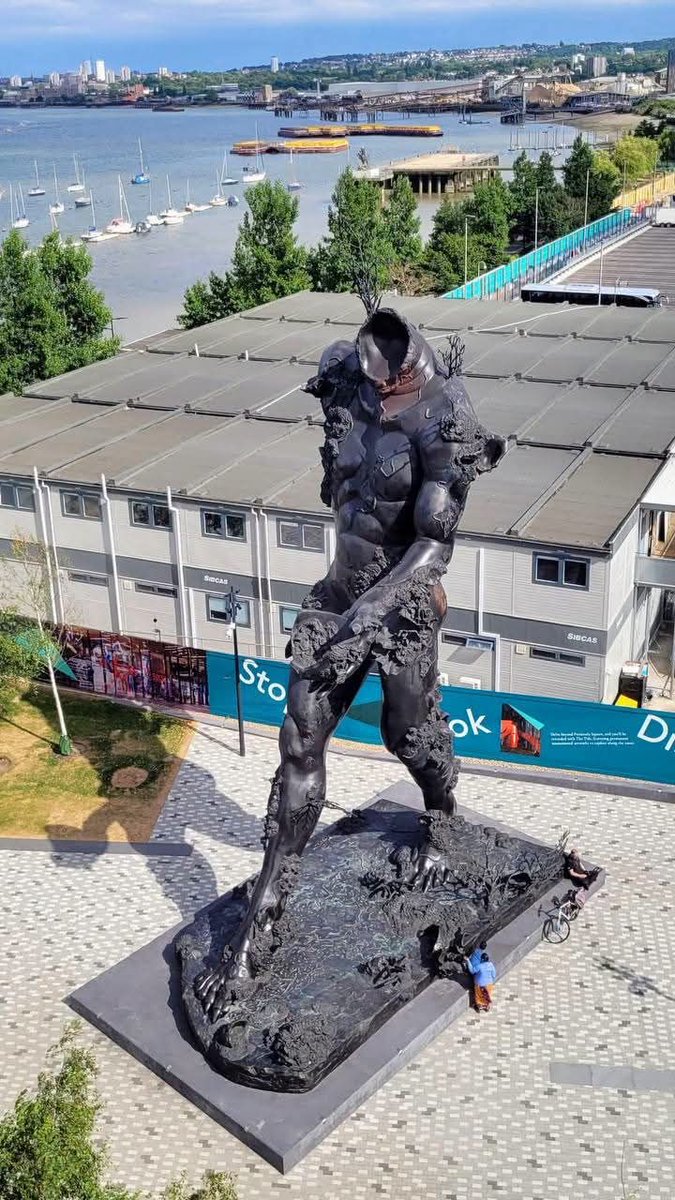 maikpi70's tweet photo. Auf der Greenwich-Halbinsel in #London wurde ein riesiger mesopotamischer Dämon errichtet. Die 18 Meter hohe Skulptur von Damien Hirst ist die kopflose Nachbildung einer Statue, die ein dämonisches Mischwesen darstellt und in einem antiken Schiffswrack entdeckt wurde (ursprünglich hielt man sie für Pazuzu, den „König der Winddämonen“).

Solche Monumente erinnern mich an die verzweifelte Lage unserer Gesellschaft, in der so etwas nun völlig bedenkenlos und offen gefeiert wird. Sie erinnern mich an den Vers in Offenbarung 18,2, in dem es heißt: „Babylon die Große“ ... „ist zur Behausung von #Dämonen geworden und zum Zufluchtsort für jeden unreinen Geist“, während über sie das Gericht hereinbricht.

Ein Nutzer in den sozialen Medien kommentierte dazu: „Dieses abscheuliche ‚Kunstwerk‘ ist eine öffentliche Verherrlichung des Bösen und der Finsternis. Es ist ein Denkmal für den Sieg des Bösen über das Gute, eine riesige Werbetafel für den moralischen Untergang Londons. 
hat 14 Millionen Pfund gekostet
