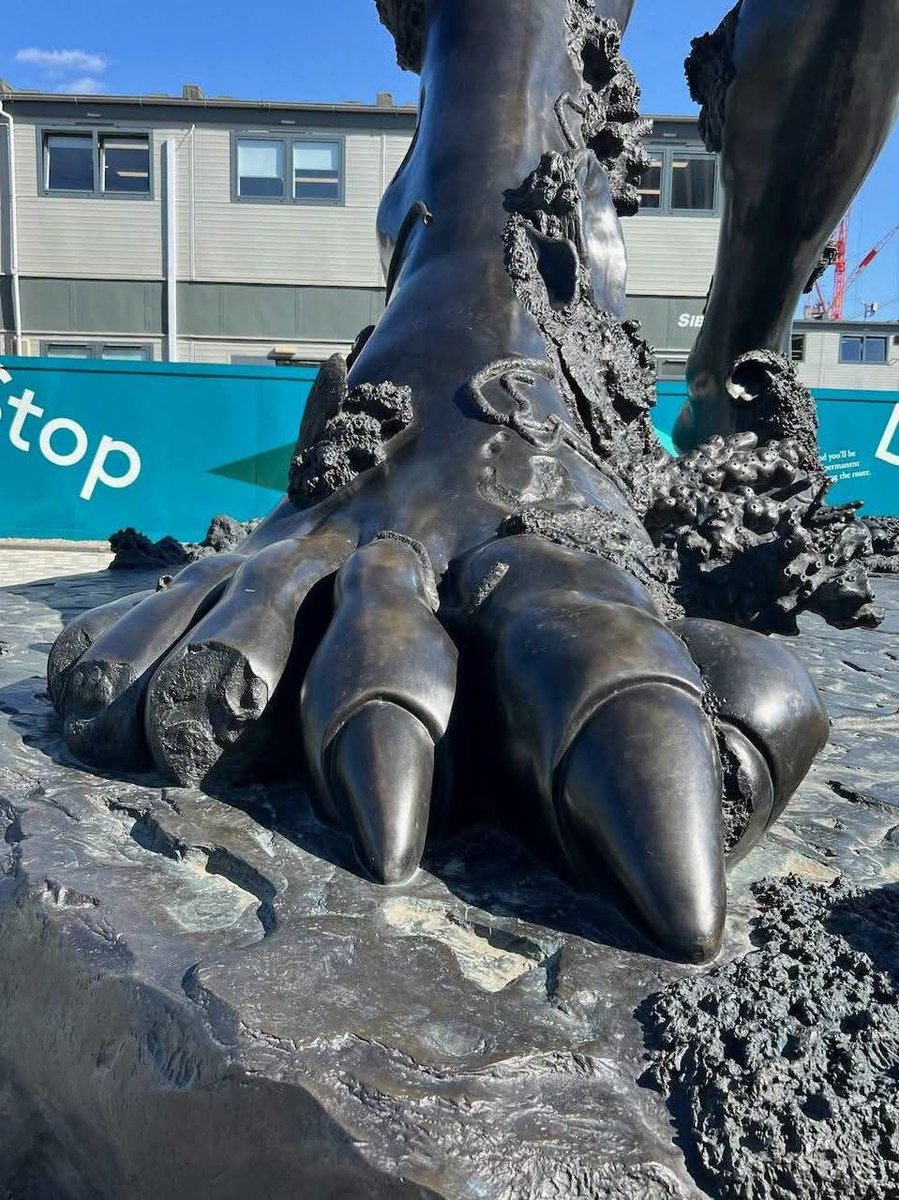 maikpi70's tweet photo. Auf der Greenwich-Halbinsel in #London wurde ein riesiger mesopotamischer Dämon errichtet. Die 18 Meter hohe Skulptur von Damien Hirst ist die kopflose Nachbildung einer Statue, die ein dämonisches Mischwesen darstellt und in einem antiken Schiffswrack entdeckt wurde (ursprünglich hielt man sie für Pazuzu, den „König der Winddämonen“).

Solche Monumente erinnern mich an die verzweifelte Lage unserer Gesellschaft, in der so etwas nun völlig bedenkenlos und offen gefeiert wird. Sie erinnern mich an den Vers in Offenbarung 18,2, in dem es heißt: „Babylon die Große“ ... „ist zur Behausung von #Dämonen geworden und zum Zufluchtsort für jeden unreinen Geist“, während über sie das Gericht hereinbricht.

Ein Nutzer in den sozialen Medien kommentierte dazu: „Dieses abscheuliche ‚Kunstwerk‘ ist eine öffentliche Verherrlichung des Bösen und der Finsternis. Es ist ein Denkmal für den Sieg des Bösen über das Gute, eine riesige Werbetafel für den moralischen Untergang Londons. 
hat 14 Millionen Pfund gekostet
