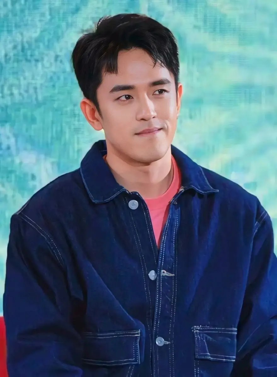 Aviiii29's tweet photo. um.. @VivaOnePH please stick to this hairstyle of his for FFMW, don't hide his forehead 🥲. 
#DavidLicauco https://t.co/eJjm9411eW
