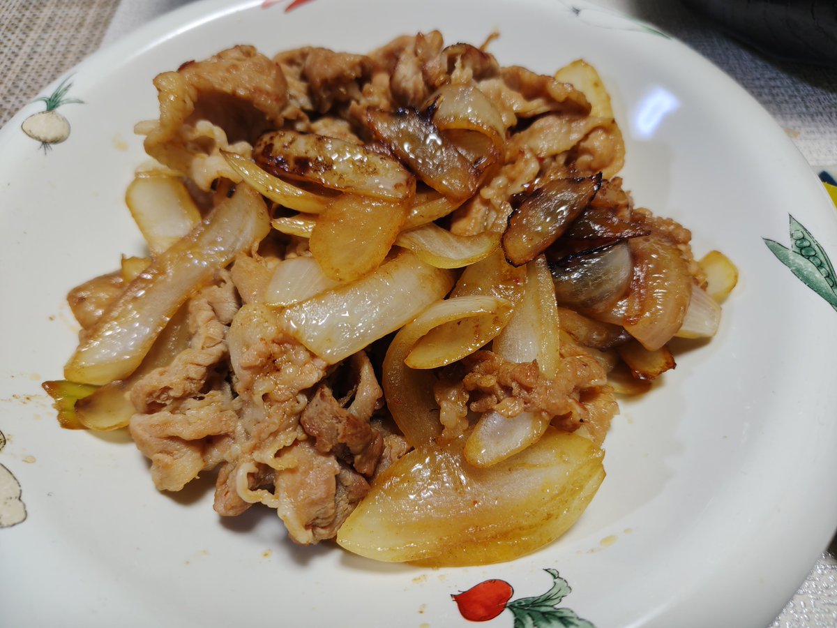 tomo110607's tweet photo. こんばんは。
皆さん今日も1日、お疲れ様でした〜☺

今日の夜ごはんは味付けの安い豚肉とかにかまです。

カニかまは2日ほど前のテレビで世界中でカニかま需要が増えてて原料のタラが品薄になり、値上がりが止まらないと。。。早速衝動買いしてしまいました😂 https://t.co/P49Iyh4zvV